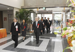 �e�[�v�J�b�g���I���ċ{����擪�ɐV��قɓ��闈�o�̕��X